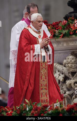 Pope Benedict XVI celebrates the solemn Christmas Eve mass in St Peter ...
