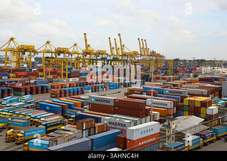 Due to poor logistics and clearance services in the country’s ports and highways, Bangladesh is missing out on at least 20 per cent of its export pot. Stock Photo