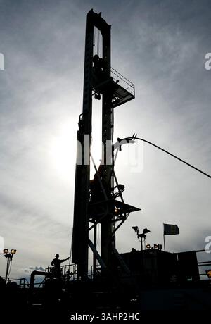 sep 30, 2007 - irricana, alberta, canada - drilling... Sep 30, 2007 - Irricana, Alberta, Canada - A drilling rig bores a ...