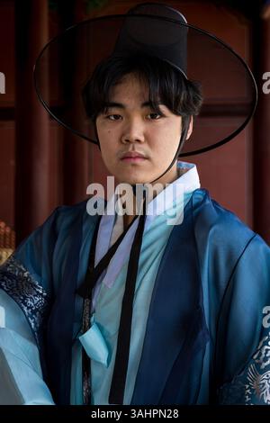 Young man dressed in traditional Korean Hanbok dress, Gyeongbokgung Palace, Seoul, Republic of Korea Stock Photo
