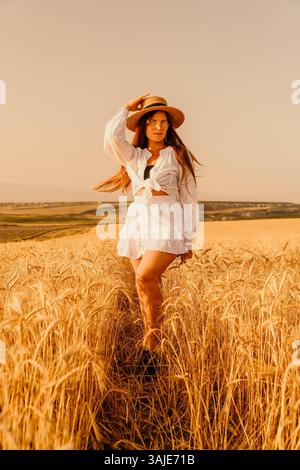 Photoshoot of a girl in a wheat field Stock Photo - Alamy