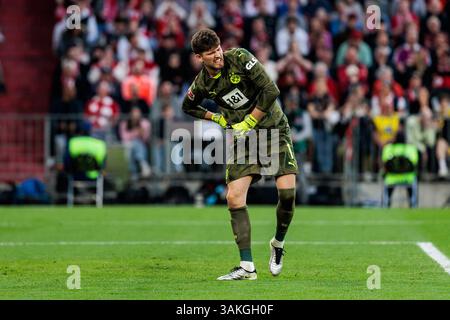Gregor Kobel (Borussia Dortmund, 1) h?lt sich die Seite nach einer Parade 1. Fu?ball Bundesliga, FC Bayern M?nchen - Borussia M?nchen, Allianz Arena am 12.04.2025 DFL REGULATIONS PROHIBIT ANY USE OF PHOTOGRAPHS AS IMAGE SEQUENCES AND/OR QUASI-VIDEO. Stock Photo