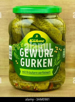 Gewürzgurken mit Kräutern von Kühne im Glas Stock Photo