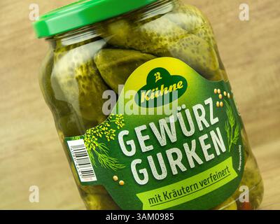 Gewürzgurken mit Kräutern von Kühne im Glas Stock Photo