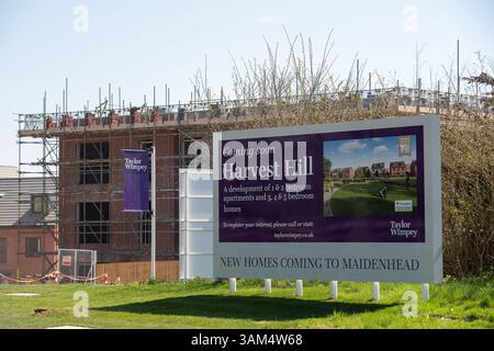 Maidenhead, Berkshire, UK. 11th April, 2025. New houses and apartments under construction in South West Maidenhead, Berkshire at the Harvest Hill site by builders Taylor Wimpey. In Labour's push to build more homes and ignore "Nimby" concerns, Chancellor Rachel Reeves has recently told builders that they can "Forget bats and newts" when they plan more houses. South West Maidenhead is becoming unrecognisable as many of the open fields are being built on. Nearby Maidenhead Golf Club is also due to have 1,500 news homes built on it too. Credit: Maureen McLean/Alamy Stock Photo
