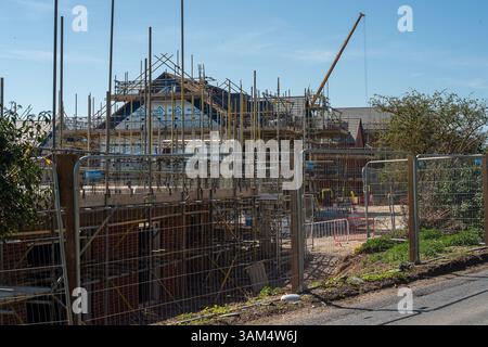 Maidenhead, Berkshire, UK. 11th April, 2025. New houses and apartments under construction in South West Maidenhead, Berkshire at the Harvest Hill site by builders Taylor Wimpey. In Labour's push to build more homes and ignore "Nimby" concerns, Chancellor Rachel Reeves has recently told builders that they can "Forget bats and newts" when they plan more houses. South West Maidenhead is becoming unrecognisable as many of the open fields are being built on. Nearby Maidenhead Golf Club is also due to have 1,500 news homes built on it too. Credit: Maureen McLean/Alamy Stock Photo