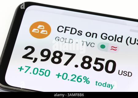 Cfds gold trading app displaying usd value and market change on smartphone screen. Stock Photo