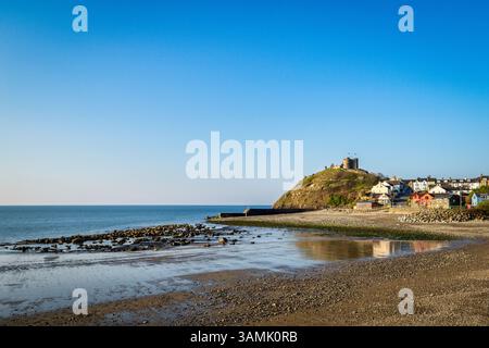 The beach and castle at Criccieth in Gwynedd, North Wales, on a clear Spring morning. Stock Photo