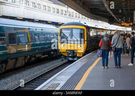 GWR British Rail Class 166 locomotive train, Temple Meads railway ...