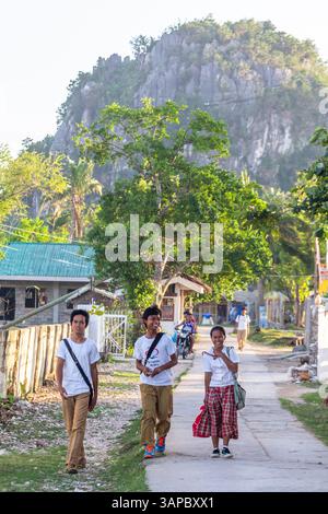 High school students walking home from their rural island school in Isla Gigantes, Iloilo, Philippines Stock Photo