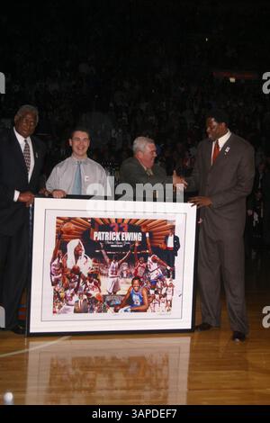 New York Knicks #33 Patrick Ewing shoots the ball during basketball ...