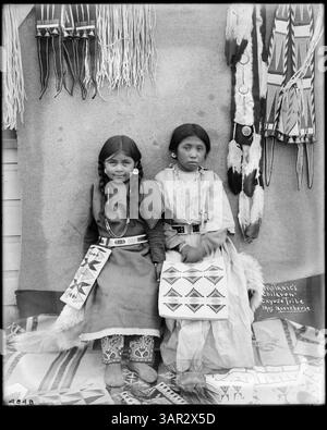Native American children in ceremonial dress Stock Photo - Alamy