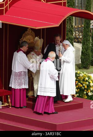 Pope Benedict XVI (C) leads the beatification ceremony of Pope John ...