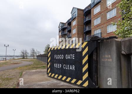 Flood gate at Grays Town Wharf, designed to protect Grays Thurrock from River Thames floodwater. Access gate through a floodwall defence Stock Photo