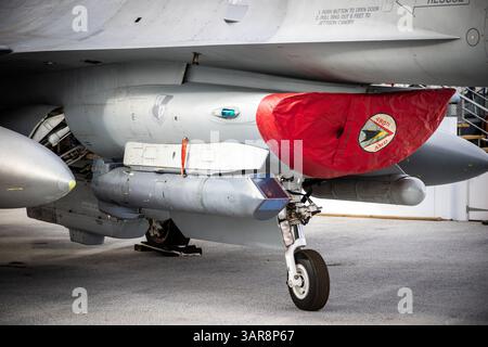 Sniper targeting pod on a F-16 of the U.S. Air Force Stock Photo - Alamy