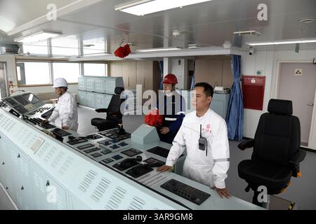 Li Born Vector (250417) -- QINGDAO, April 17, 2025 (Xinhua) -- Crew members work in ...