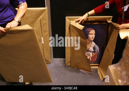 Feb. 08, 2010 - St. Petersburg, Florida, USA - STEPHEN J. CODDINGTON   |   Times.TP 318342 CODD DAVINCI 2.PHOTO 2 OF 5.CAPTION: (02/08/2010, TAMPA).Workers unwrap framed prints of Leonardo Da Vinci's renaissance paintings, including Lady With Ermine, seen at right, as they stock the Museum of Science and Industry's gift shop in preparation for the opening of Da Vinci - The Genius, which will be on display at MOSI from February 13th through May 31st, 2010..SUMMARY: MOSI is opening a new exhibit about Leonardo da Vinci. Set up is taking place of the variou re-creations of some of da Vinci's inve Stock Photo