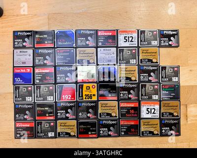 Altes Speichermedium Compactflash Speicherkarten, wurden meist für in Digitalkameras verwendet, geringes Speichervolumen, langsame Schreib- und Lesegeschwindigkeit, Modelle verschiedener Herstelle und Speichergrößen, Compactflash Karen *** Old storage medium Compactflash memory cards, were mostly used in digital cameras, low storage volume, slow read and write speed, models from different manufacturers and memory sizes, Compactflash Karen Stock Photo
