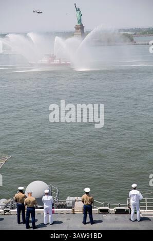 May 25, 2016 - New York, NY, United States of America - US Marines and Sailors aboard the amphibious assault ship USS Bataan man the rails to salute the Statue of Liberty during the parade of ships part of the annual Fleet Week May 25, 2016 in New York City, NY. (Credit Image: © Lcpl. Hernan Vidana/Planet Pix via ZUMA Wire) Stock Photo