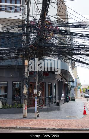 Asien Street Cabel, Cabeling Vientiane, Laos, Eletricity in the city. Street, power, chaos Stock Photo