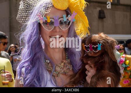 New York, United States. 20th Apr, 2025. Matching outfits and sunglasses on Fifth Aveunue. The hats were out at the Easter Parade and Bonnet Festival in New York CIty (Photo by Susan Stava/SOPA Images/Sipa USA) Credit: Sipa USA/Ģ����ý Live News Stock Photo