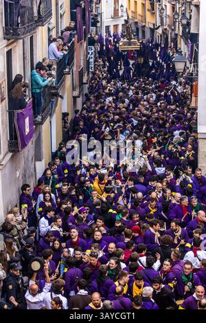 Turbas de Cuenca in purple robes make a deafening noise with their drums (tambores) and trumpets (clarines) at the head of the Camino del Calvario procession, which passes through Cuenca on Good Friday. Plaza Mayor, Cuenca, Castilla-La Mancha, Spain Stock Photo