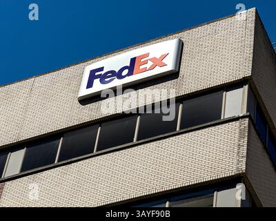 fedex-shipping-center-building