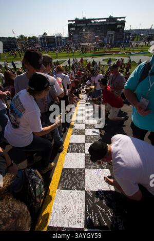 Fans cheer at the start of a NASCAR Cup Series auto race at Bristol ...