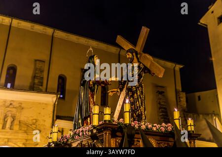 At the sight of the Paso El Encuentro del Señor con la Virgen, carried by the Hermandad de Nuestra Señora de la Soledad de San Agustín, the angry crowd falls silent and mourns together with the mother. Calle Alonso de Ojeda, Cuenca, Castilla-La Mancha, Spain Stock Photo