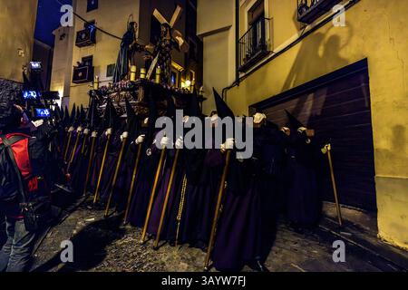 At the sight of the Paso El Encuentro del Señor con la Virgen, carried by the Hermandad de Nuestra Señora de la Soledad de San Agustín, the angry crowd falls silent and mourns together with the mother. Calle Alonso de Ojeda, Cuenca, Castilla-La Mancha, Spain Stock Photo