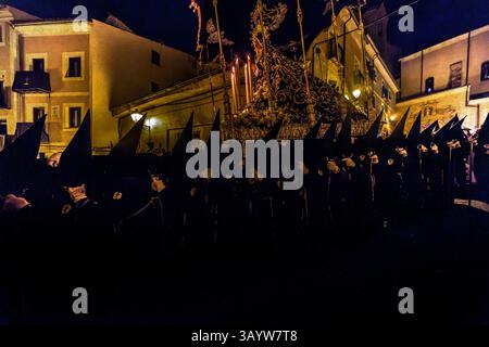 At the sight of the Paso Nuestra Señora de la Soledad, carried by the Hermandad de Nuestra Señora de la Soledad de San Agustín, the angry crowd falls silent and mourns together with the mother. Calle Alonso de Ojeda, Cuenca, Castilla-La Mancha, Spain Stock Photo