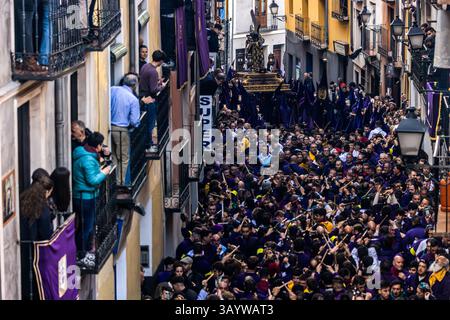Turbas de Cuenca in purple robes make a deafening noise with their drums (tambores) and trumpets (clarines) at the head of the Camino del Calvario procession, which passes through Cuenca on Good Friday. Plaza Mayor, Cuenca, Castilla-La Mancha, Spain Stock Photo
