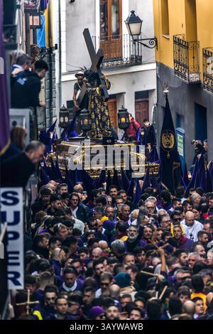 Turbas de Cuenca in purple robes make a deafening noise with their drums (tambores) and trumpets (clarines) at the head of the Camino del Calvario procession, which passes through Cuenca on Good Friday. Plaza Mayor, Cuenca, Castilla-La Mancha, Spain Stock Photo