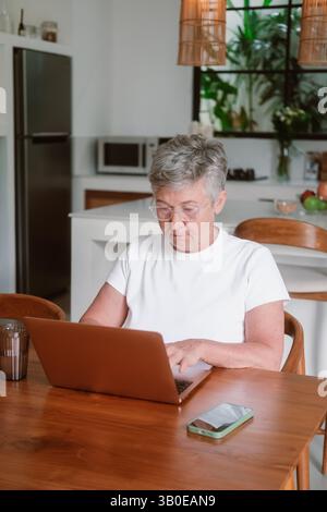 An elderly woman with gray hair wearing glasses Stock Photo - Alamy