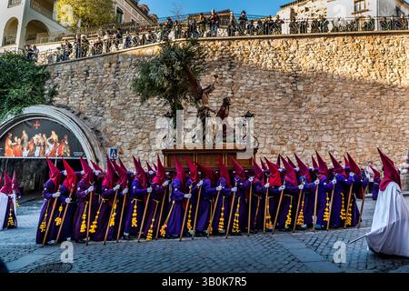 The Paso Oración en el Huerto de San Antón of the Venerable Hermandad de Nuestro Padre Jesús Orando en el Huerto (San Antón) shows Jesus praying in the Garden of Gethsemane, accompanied by an angel, and symbolises the beginning of the Passion of Christ at the Maundy Thursday procession in Cuenca. Calle Caballeros, Cuenca, Castilla-La Mancha, Spain Stock Photo