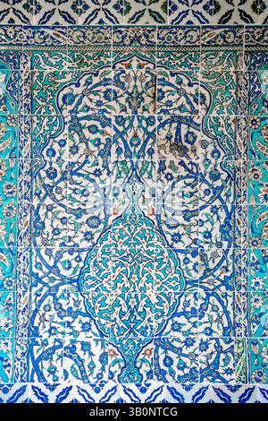Detail of a wall decorated with blue Iznik ceramic tiles inside Topkapi Palace, a historic residence of Ottoman sultans, Istanbul, Turkey (Turkiye) Stock Photo