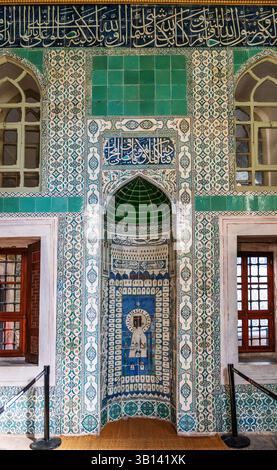 Ornate Iznik-tiled mihrab in the Black Eunuchs' Mosque, Harem of Topkapi Palace. Istanbul, Turkey (Turkiye) Stock Photo