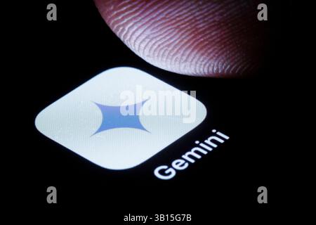 Die App von Google Gemini, ein von Google entwickelter KI-basierter, multimodaler Chatbot, wird auf einem Smartphone angezeigt. Berlin, 25.04.2025. Be Stock Photo