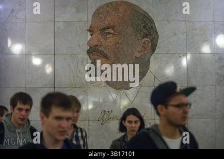 Mosaic mural of Lenin. Biblioteca Im Lenina (The Lenin Library) Metro ...