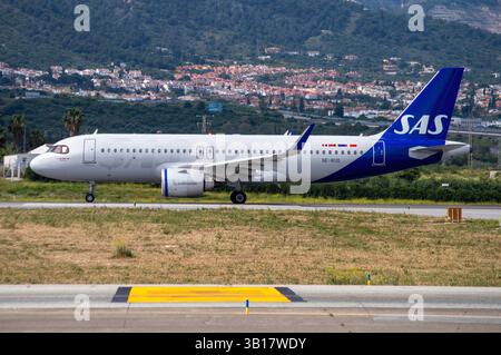 Avión de línea Airbus A320 de la aerolínea sueca SAS Scandinavian Airlines en el aeropuerto de Málaga Costa del Sol. Stock Photo