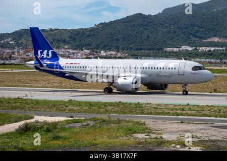 Avión de línea Airbus A320 de la aerolínea sueca SAS Scandinavian Airlines en el aeropuerto de Málaga Costa del Sol. Stock Photo