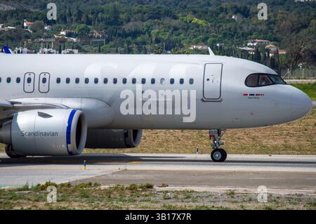 Avión de línea Airbus A320 de la aerolínea sueca SAS Scandinavian Airlines en el aeropuerto de Málaga Costa del Sol. Stock Photo
