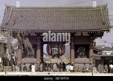 明治時代の写真です。 Vintage photo of Sensoji Temple in Asakusa, Tokyo, Japan