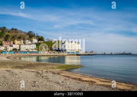 Llandudno Beach and Pier in Conwy, North Wales, on a fine Spring morning. Stock Photo