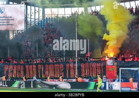 Bochum, Deutschland. 27th Apr, 2025. 1. Bundesliga - VfL Bochum - 1. FC Union Berlin am 27.04.2025 im Vonovia Ruhrstadion in Bochum Die Fans von Union Berlin im Gästeblock mit einem Banner/Spruchband/Transparent Feuer und Flamme für Union und einer Pyroshow Foto: osnapix DFL regulations prohibit any use of photographs as image sequences and/or quasi-video Credit: dpa/17�Թ����� Live News Stock Photo
