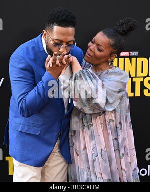Anthony Davis and Yvette Nicole Brown arriving to the 39th Annual