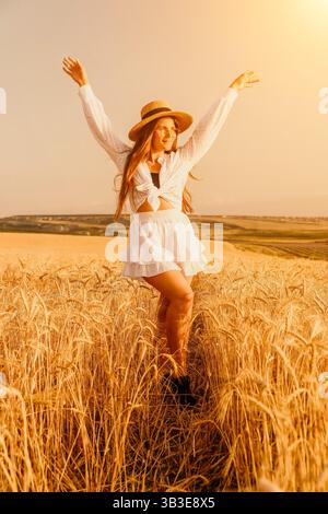 Photoshoot of a girl in a wheat field Stock Photo - Alamy