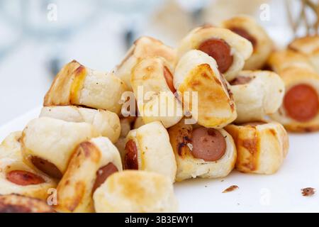 Golden sausage rolls in puff pastry — crispy and savory appetizers ideal for parties, buffets, or casual snacks. Stock Photo