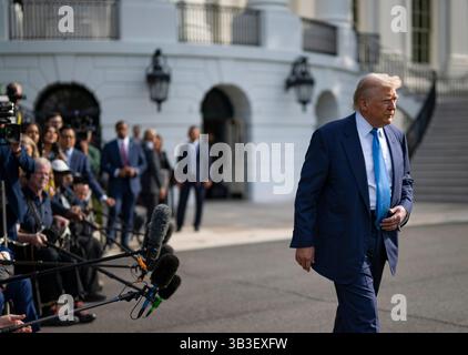 WASHINGTON DC, USA - 25 April 2025 - US President Donald Trump speaks to the press before boarding Marine One on the South Lawn of the White House, Wa Stock Photo