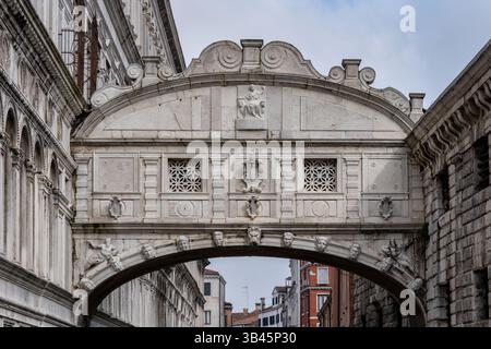 Bridge of Sighs in city of Venice at night in Italy. Historic landmark from 1603 above Rio di Palazzo canal. Stock Photo